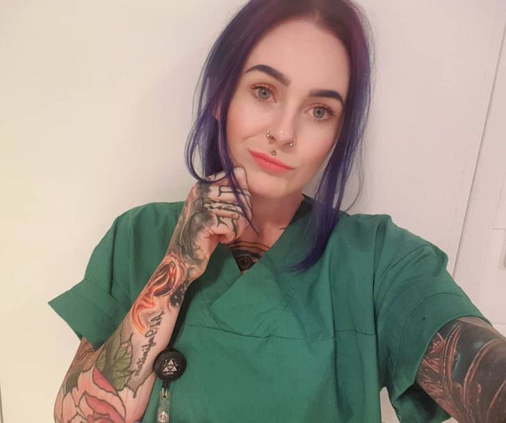 Quem tem tatuagem pode trabalhar na área da saúde?