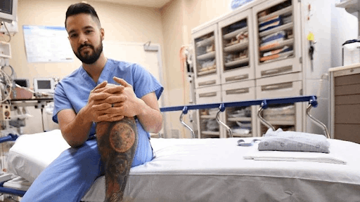 Quem tem tatuagem pode trabalhar na área da saúde?